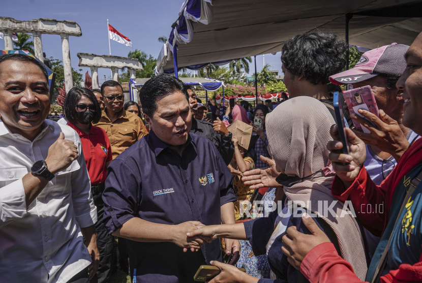 Menteri BUMN Erick Thohir menyapa warga saat meninjau Pasar Murah BUMN di kawasan Monumen Tugu Pahlawan, Kota Surabaya, Jawa Timur, Ahad (13/8/2023). 