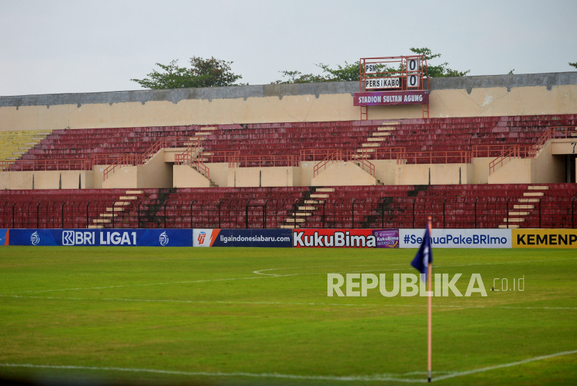 Panpel pertandingan lanjutan BRI Liga 1 menyiapkan papan skor di Stadion Sultan Agung, Bantul, Yogyakarta, Senin (5/12/2022). Pertandingan sepak bola BRI Liga 1 kembali digelar pascatragedi Kanjuruhan. Namun, pada lanjutan pertandingan putaran pertama menggunakan sistem bubble di Jateng dan DIY.