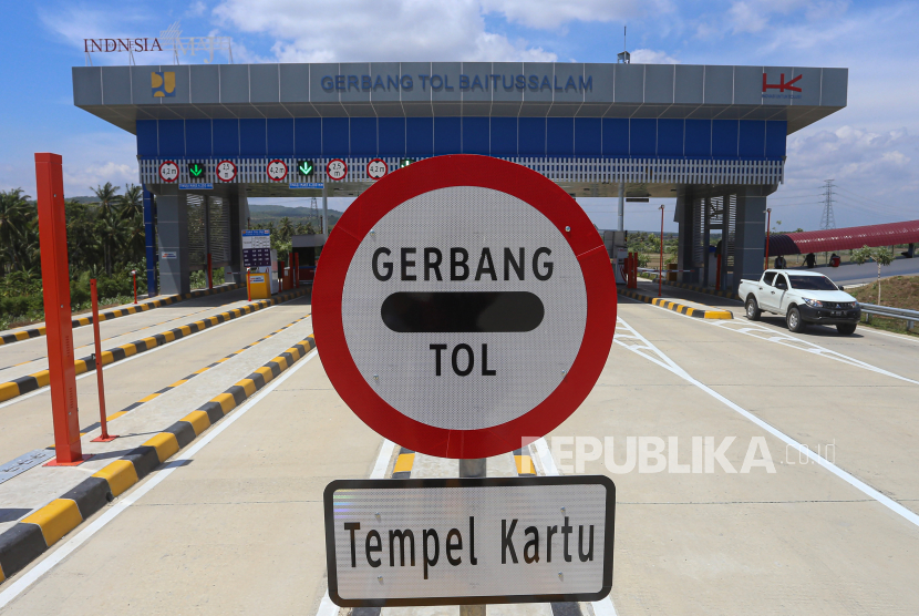 Kendaraan melintas di Gerbang Tol Baitussalam di Aceh Besar, Aceh, Kamis (22/6/2023). Tersisa satu seksi lqgi, Tol Sigli-Banda Aceh segera beroperasi penuh.