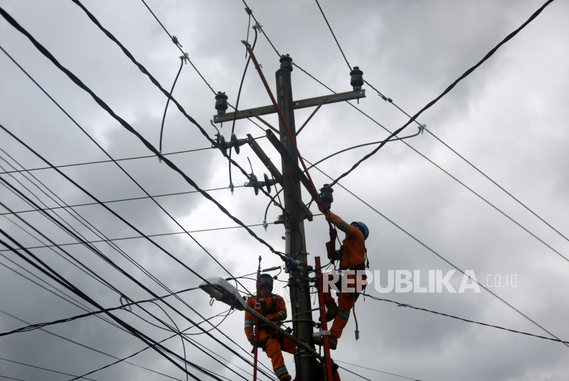  Pekerja sedang menjaga jaringan listrik di Banda Aceh, Aceh. Kementerian Energi dan Sumber Daya Mineral (ESDM) menyatakan pengembangan jaringan listrik cerdas atau smart grid menjadi kunci untuk mencapai target netralitas karbon atau Net Zero Emission(NZE) pada sektor pembangkit listrik.