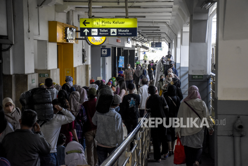 Sejumlah penumpang kereta api tiba di stasiun. Foto: Republika/Abdan Syakura