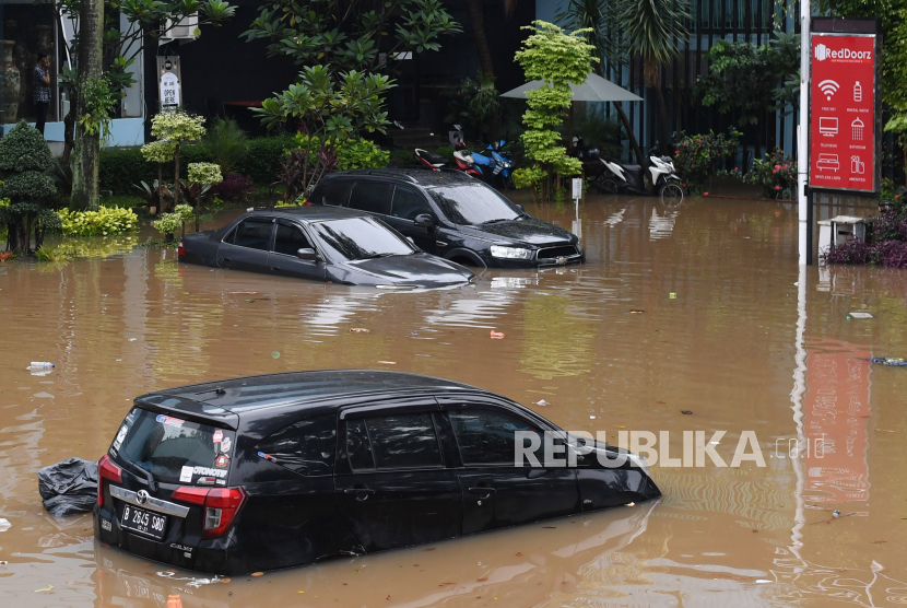 Sejumlah mobil terendam banjir di Hotel Kebayoran, Jakarta, Sabtu (20/2/2021). Intensitas hujan yang tinggi menyebabkan banjir di sejumlah wilayah Ibu Kota dan sebagian ruas jalan tidak dapat dilewati kendaraan. ANTARA FOTO/Wahyu Putro A/rwa