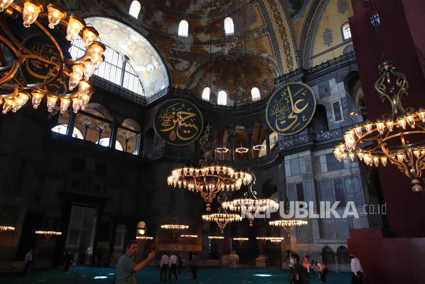 Turki Larang Baca Alquran dan Adzan dalam Bahasa Turki. Orang-orang di Hagia Sophia setelah salat Jumat saat upacara pembukaan resmi Hagia Sophia sebagai masjid di Istanbul, Turki, 24 Juli 2020. 