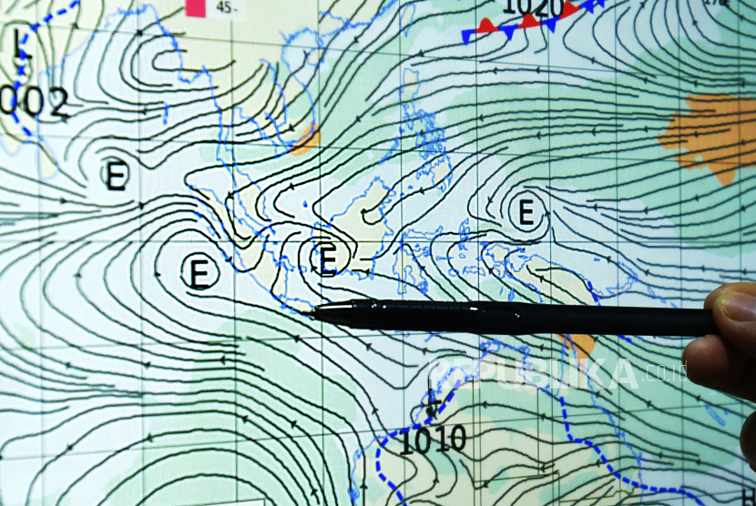 Petugas BMKG (Badan Meteorologi Klimatologi dan Geofisika) menunjukkan peta sirkulasi udara siklonik di Jawa bagian Barat, di perairan Kalimantan Barat,  dan di Perairan  Utara Maluku dan Papua akibat dinamika atmosfer dan pergerakan udara yang tidak stabil dari Samudera Pasifik dan Samudera Hindia di Laboratorium BMKG Serang, Banten, Selasa (28/4/2020). Akibat fenomena tersebut pihak BMKG merilis peringatan dini waspada hujan lebat disertai petir serta angin puting beliung untuk sebagian besar wilayah Indonesia yang berpotensi terjadi hingga Minggu (3/5) serta bisa menimbulkan banjir dan longsor