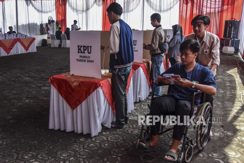 Sejumlah warga mencoblos surat suara di bilik suara pada simulasi pemungutan suara Pemilu 2024 di TPS Taman Makam Pahlawan, Sukarapih, Kabupaten Tasikmalaya, Jawa Barat, Senin (29/1/2024). KPU Kabupaten Tasikmalaya menggelar simulasi real time atau waktu yang sebenarnya pada pemungutan suara Pemilu 2024 yang diikuti 295 warga jelang pelaksanaan tahapan pencoblosan pada 14 Februari 2024. 