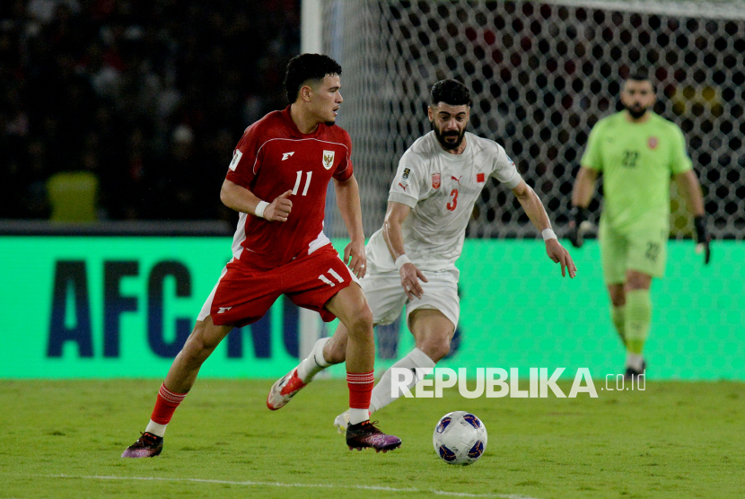 Pemain timnas Indonesia Ragnar Oeratmangoen menggiring bola dibayangi pemain Bahrain pada pertandingan kualifikasi Piala Dunia 2026 di Stadion Utama Gelora Bung Karno, Senayan, Jakarta, Selasa (25/3/2025). Indonesia berhasil mengalahkan Bahrain dengan skor 1-0. Gol kemenangan Indonesia dicetak Ole Romeny di menit ke-24.