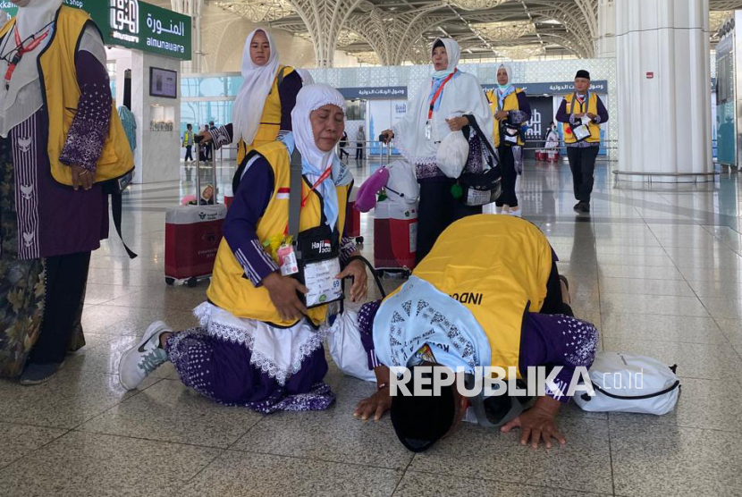Jamaah haji asal Pekanbaru, Riau dengan nomor penerbangan BTH 3 melakukan sujud syukur saat tiba di Bandara Amir Mohammed bin Abdul Aziz, Ahad (4/5/2025) sore Waktu Arab Saudi. 