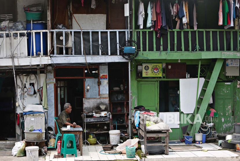 Warga duduk di depan rumahnya di kawasan kumuh di Jakarta. Pj Gubernur Heru Budi akan menata permukiman kumuh di 250 rukun warga di Jakarta.