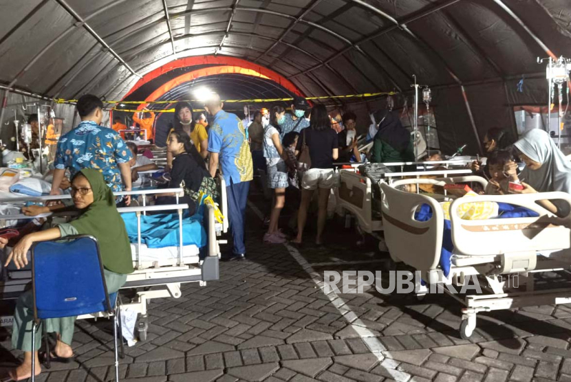 Tenda darurat didirikan di halaman RS Unair Surabaya, Jawa Timur, Jumat (22/3/2024), untuk menampung pasien yang dievakuasi akibat dampak gempa di timur laut wilayah Tuban.