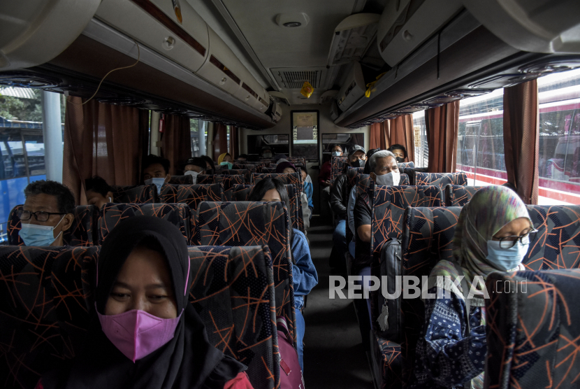 Sejumlah penumpang berada di dalam bus di Terminal Leuwipanjang, Kota Bandung. Terminal Leuwipanjang Bandung memberangkatkan 7.000 penumpang di puncak arus balik.
