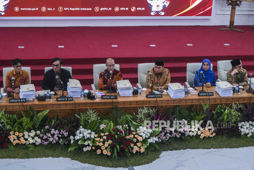 Ketua Komisi Pemilihan Umum (KPU) Hasyim Asyari (ketiga kiri) bersama Komisioner KPU August Mellaz (kiri), Yulianto Sudrajat (kedua kiri), Mochamad Afifuddin (ketiga kanan), Betty Epsilon Idroos (kedua kanan) dan Parsadaan Harahap (kanan) memimpin rapat pleno rekapitulasi penghitungan suara Pemilu 2024 tingkat nasional di Kantor KPU, Jakarta, Rabu (28/2/2024). Rapat pleno tersebut harus ditunda karena pimpinan KPU akan menjalani sidang pemeriksaan kode etik di kantor Dewan Kehormatan Penyelenggara Pemilu (DKPP) terkait kebocaran data Daftar Pemilih Tetap (DPT) Pemilu tahun 2024.