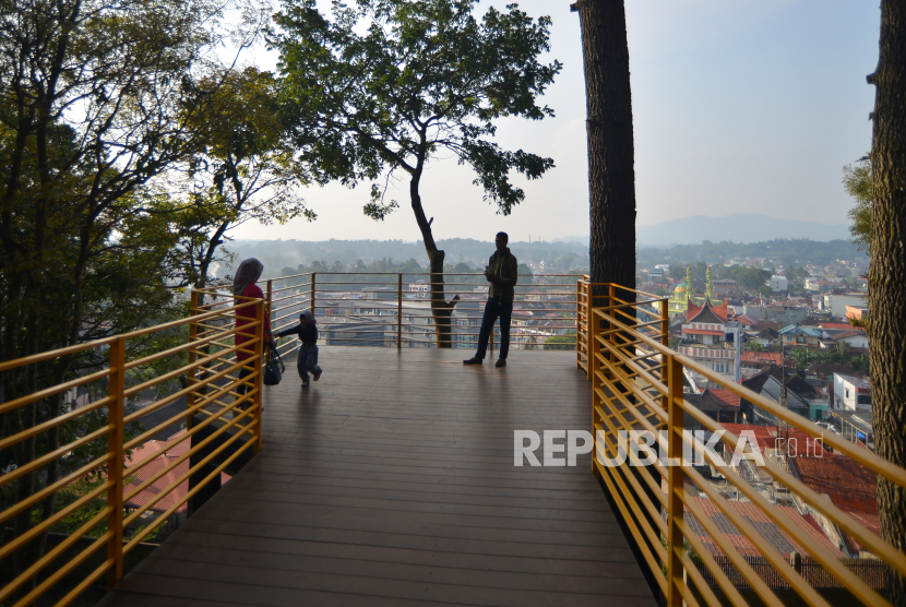 Pengunjung menikmati skywalk di area Benteng Fort de Kock Bukittinggi, Sumatera Barat, Kamis (28/9/2023). 