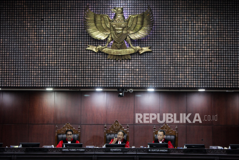 Ketua Hakim Mahkamah Konstitusi (MK) Suhartoyo (tengah) bersama Hakim MK Daniel Yusmic P Foekh (kiri) dan Guntur Hamzah saat memimpin jalannya sidang di Mahkamah Konstitusi, Jakarta, Senin (29/4/2024). Mahkamah Konstitusi mulai menggelar sidang pendahuluan Perselisihan Hasil Pemilihan Umum (PHPU) pemilu legislatif 2024 untuk anggota DPR RI, DPRD Provinsi, DPRD Kabupaten dan Kota. Sebanyak 297 perkara yang dimohonkan oleh partai politik dan perseorangan tersebut dibagi dalam tiga panel yang dipimpin oleh tiga hakim yang memutuskan PHPU untuk Pileg 2024.