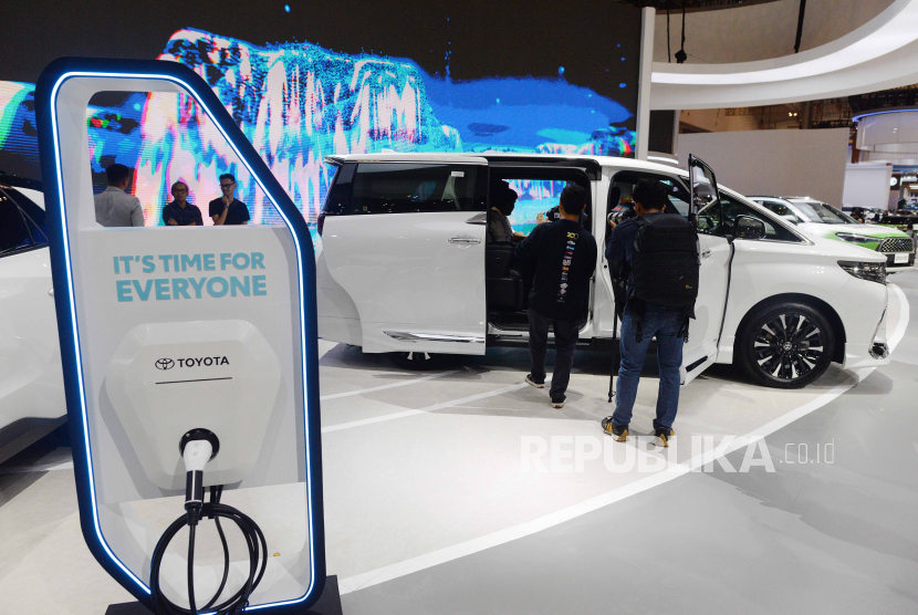 Pengunjung melihat Toyota All New Alphard Hybrid Electric Vehicle (HEV) 