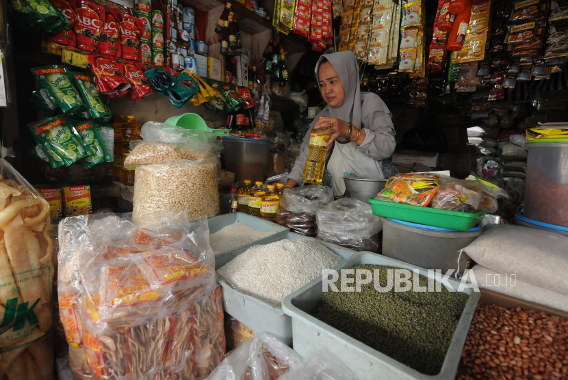 Pedagang bahan pokok menata minyak goreng kemasan yang dijualnya di pasar (ilustrasi). Harga minyak goreng kemasan di pasar tradisional di Kabupaten Indramayu, Jawa Barat, mengalami kenaikan.