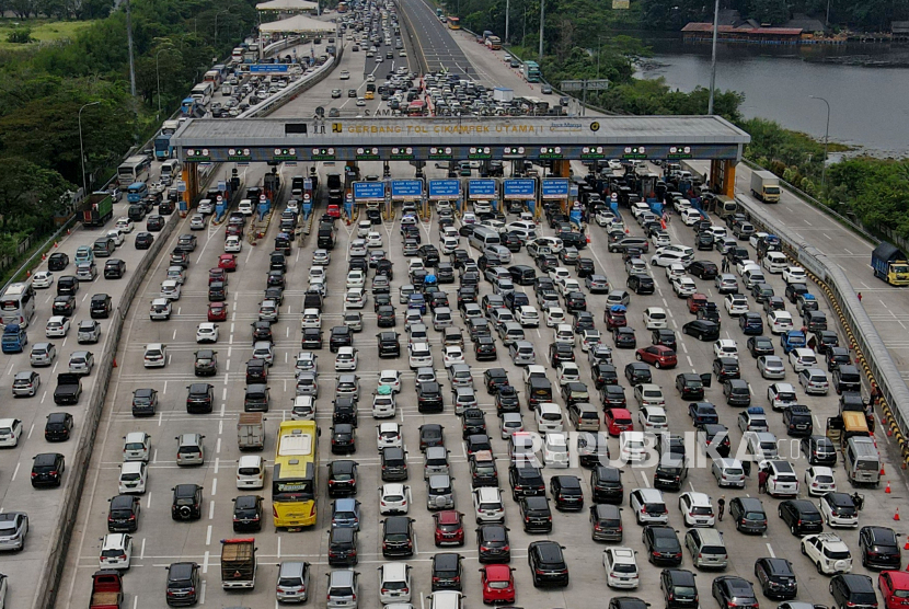 Sejumlah kendaraan pemudik terjebak kemacetan ketika hendak memasuki Gerbang Tol Cikampek Utama, Purwakarta, Jawa Barat, Sabtu (30/4/2022). Warga mengapresiasi kepolisian menerapkan siswa one way saat arus mudik.