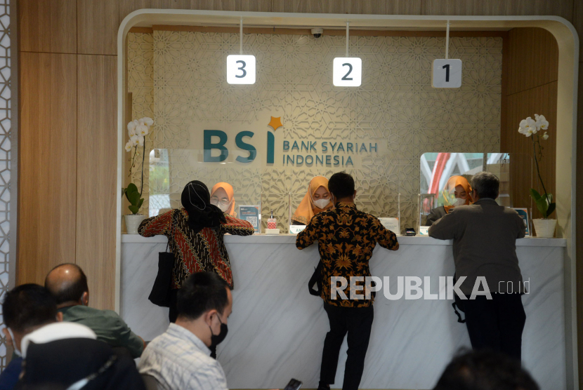 Nasabah BSI melakukan transaksi di Kantor Cabang Jakarta Thamrin, Jakarta, Kamis (11/5/2023). Saham PT Bank Syariah Indonesia Tbk (BSI) kembali terpangkas pada hari ini, Selasa (16/5/2023). Pada perdagangan sesi pertama, saham bank syariah terbesar nasional ini tersungkur ke zona merah di level 1.600.