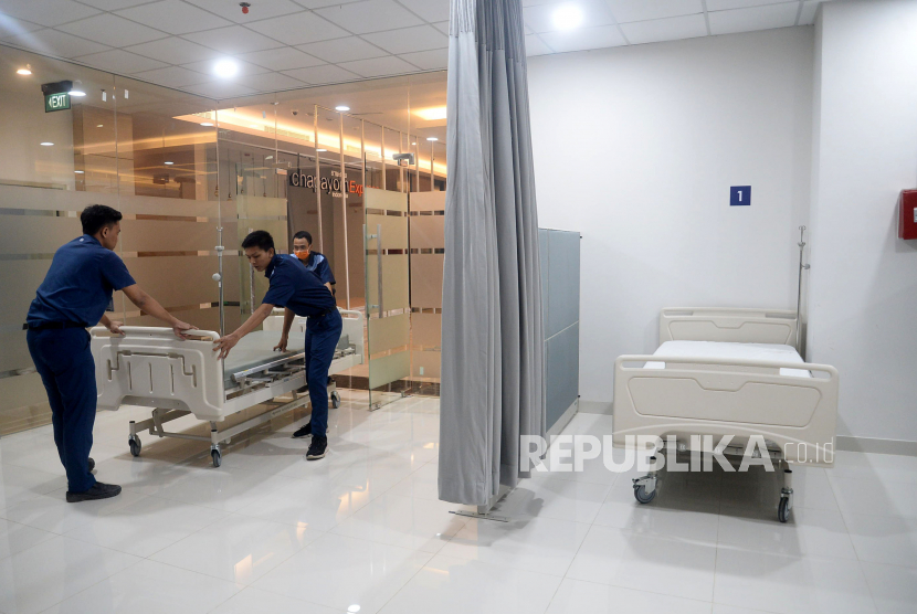 Pekerja menata tempat tidur disalah satu ruangan yang dijadikan rumah sakit darurat di Gedung Lippo Plaza Mampang, Jakarta, Kamis (2/4). Siloam Hospitals mengubah sebagian pusat perbelanjaan Lippo Plaza Mampang menjadi Rumah sakit darurat yang dikhususkan untuk menampung pasien virus corona (COVID-19)