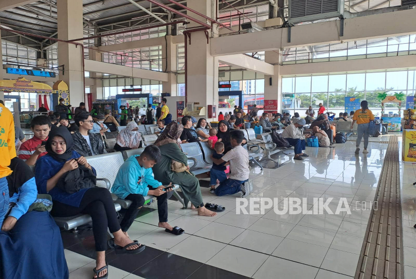Suasana pemudik di Terminal Terpadu Pulo Gebang, Jakarta Timur, Rabu (19/4/2023). 
