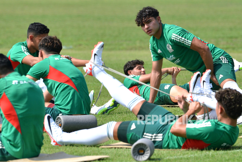 Pesepak bola Tim Nasional Meksiko U-17 Stephano Carrillo (kanan) bersama rekan setimnya mengikuti sesi latihan menjelang Piala Dunia U-17 2023 di Training Center Bali United, Pantai Purnama, Gianyar, Bali, Kamis (2/11/2023). Timnas Meksiko U-17 akan bertanding di grup F Piala Dunia U-17 2023 bersama Jerman, Selandia Baru dan Venezuela.  