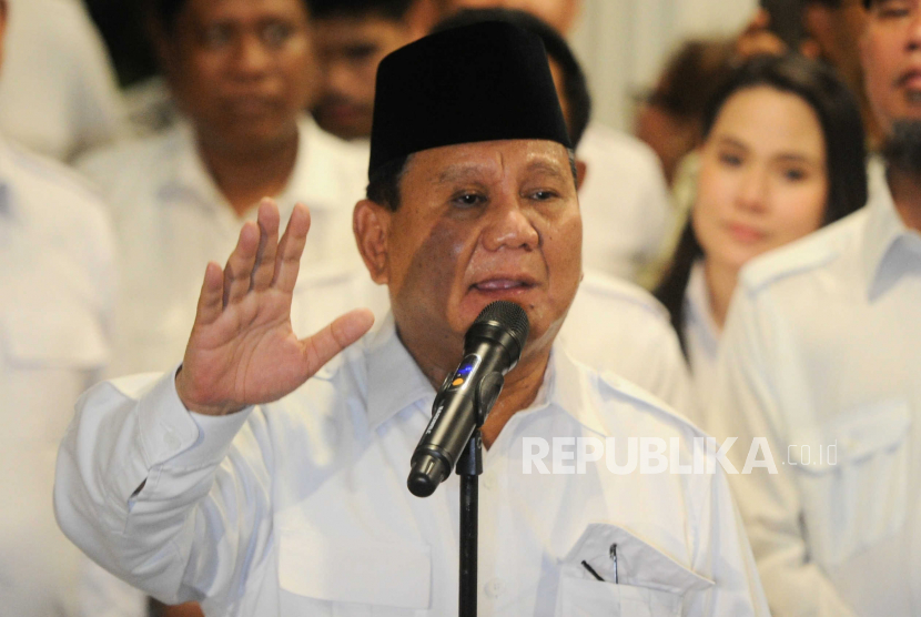 Ketua Umum Partai Gerindra Prabowo Subianto menyampaikan konferensi pers usai menggelar pertemuan di Jakarta, Kamis (24/4/2023). Gerindra mengumumkan sejumlah tokoh yang baru resmi bergabung yaitu Mochamad Iriawan, Mawardi Yahya, Al Ghazali dan El Rumi.