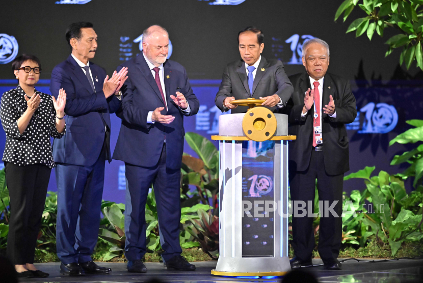 Presiden Joko Widodo (kedua kanan) didampingi Presiden World Water Council Loïc Fauchon (ketiga kiri), membuka World Water Forum ke-10 2024. Presiden Jokowi ajak dunia wujudkan tata kelola air.