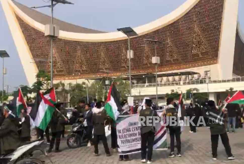 Ratusan massa di Kota Padang gelar aksi membela perjuangan rakyat Palestina di depan Masjid Raya Sumatra Barat, Kota Padang, Ahad (14/10/2023).