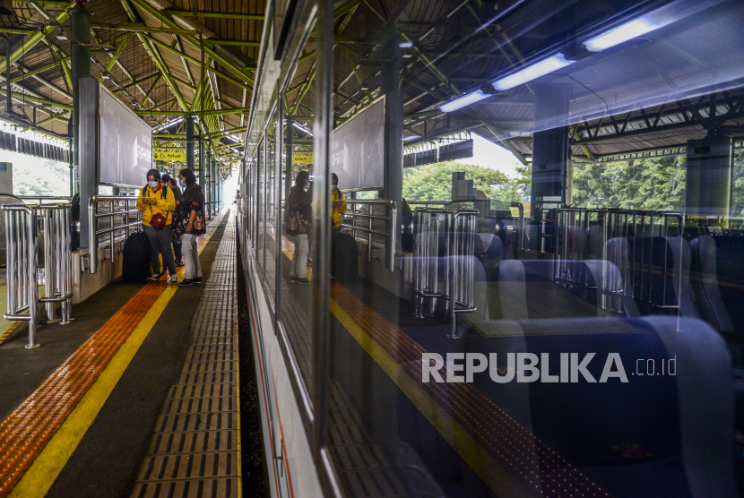 Sejumlah penumpang Kereta Argo Sindoro saat tiba di Stasiun Gambir, Jakarta, Ahad (23/5). PT Kereta Api Indonesia (Persero) atau KAI memperluas kerja sama dengan PT Blue Bird Tbk dengan menghadirkan layanan first mile dan last mile bagi penumpang kereta.