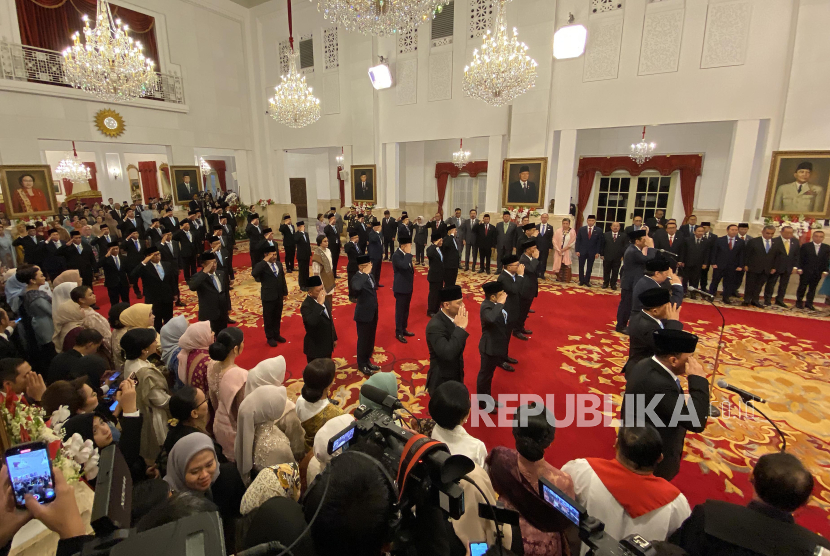 Sejumlah menteri dan kepala lembaga tinggi negara Kabinet Merah Putih dilantik Presiden Prabowo Subianto di Istana Negara, Jakarta, Senin (21/10/2024). Presiden Prabowo melantik 53 menteri dan kepala badan negara setingkat menteri dalam Kabinet Merah Putih periode 2024-2029.