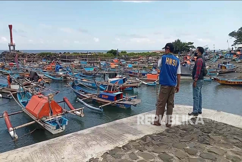 Perahu nelayan bersandar di Pelabuhan Pamayang, Kecamatan Cipatujah, Kabupaten Tasikmalaya.