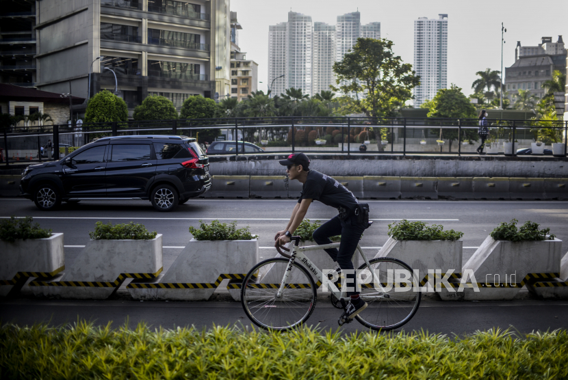 Pesepeda melintas tanpa memakai masker di kawasan Tosari, Jakarta. Pemerintah memperpanjang status PPKM Jabodetabek di level 3 (ilustrasi) 