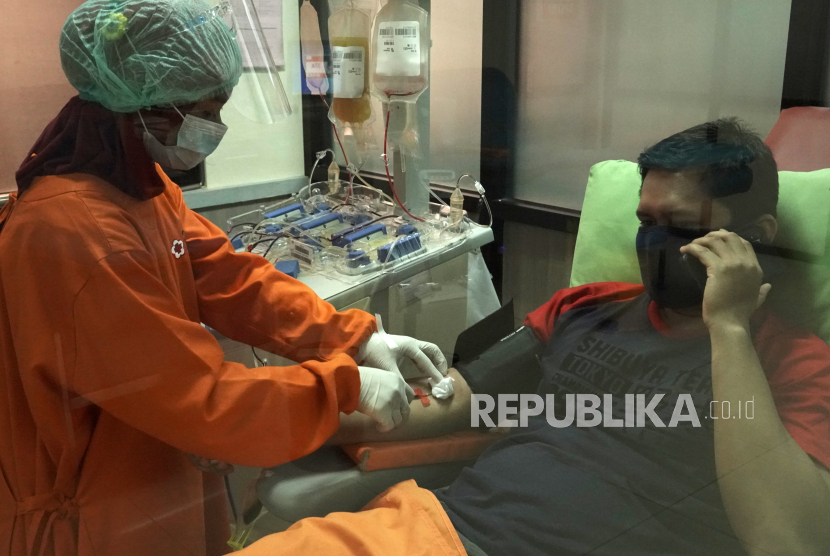 Petugas melakukan proses pengambilan plasma darah atau plasma konvalesen dari pasien sembuh COVID-19, di Unit Donor Darah (UDD) PMI Banyumas, Banyumas, Jateng, Senin (7/12/2020). UDD PMI Banyumas melayani permintaan plasma konvalesen, yang digunakan untuk terapi antibodi pada proses penyembuhan pasien COVID-19 dari sejumlah wilayah termasuk DKI Jakarta, meski terkendala minimya jumlah pendonor. 