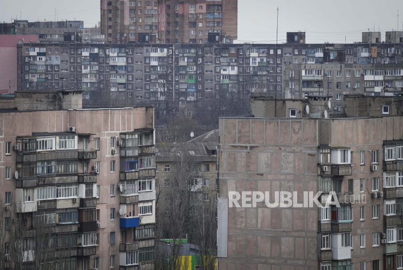 Bangunan apartemen terlihat di kota Mariupol, Ukraina, Kamis, 24 Februari 2022. Rusia telah meluncurkan rentetan serangan udara dan rudal ke Ukraina Kamis pagi dan pejabat Ukraina mengatakan bahwa pasukan Rusia telah meluncur ke negara itu dari utara, timur dan Selatan.