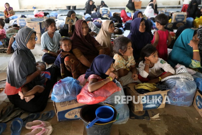 Pengungsi Rohingya berada di Banda Aceh setelah diusir mahasiswa, akhir pekan lalu. Gubernur Kepri bantah Pulau Galang ditetapkan lokasi penampungan Rohingya 