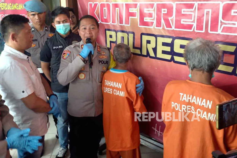 Kapolres Ciamis AKBP Tony Prasetyo Yudhangkoro meminta keterangan dua tersangka pencabulan terhadap anak di bawah umur saat konferensi pers di Polres Ciamis, Kamis (14/12/2023). 