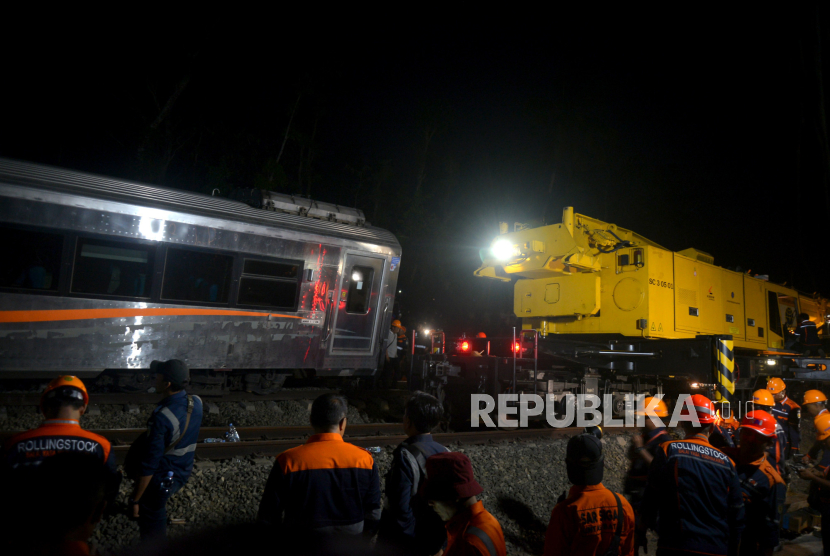 Petugas menggunakan crane mengevakuasi gerbong KA Argo Semeru yang anjlok di Stasiun Kali Menur, Sentolo, Kulonprogo, Yogyakarta, Selasa (17/10/2023). 