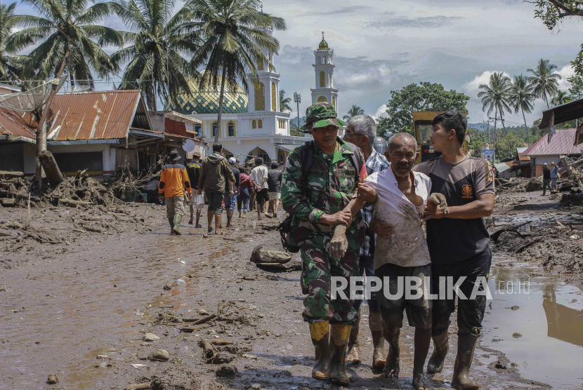 Petugas menyelamatkan warga yang terdampak banjir bandang di Tanah Datar, Sumbar. BMKG meminta Sumbar segera memiliki peringatan dini banjir.