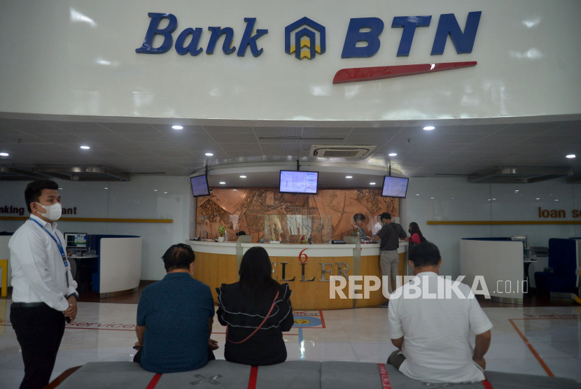 Karyawan Bank BTN melayani nasabah di Kantor Cabang Jakarta Harmoni. PT Bank Tabungan Negara (Persero) Tbk akan mengganti dana jika nasabah terbukti tidak terlibat fraud. Hal ini menyusul adanya keluhan nasabah BTN yang viral media sosial.
