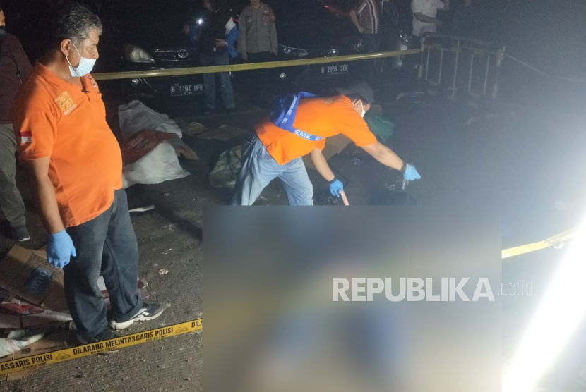Sebanyak empat orang ditemukan  tewas mengenaskan diduga jatuh dari ketinggian Apartemen Teluk Intan secara bersamaa, di Kelurahan Pejagalan, Penjaringan, Jakarta Utara, Sabtu (9/3/2024) sore. 