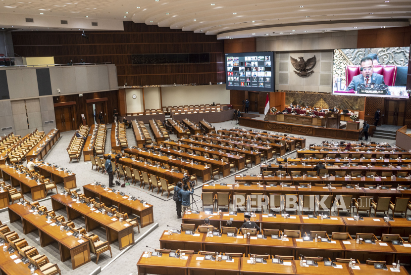 Suasana rapat Paripurna DPR Ke-6 Masa Persidangan I Tahun Sidang 2022-2023 di Kompleks Parlemen, Senayan, Jakarta, Selasa (27/9/2022). Rapat paripurna tersebut membahas laporan Komisi XI DPR terhadap Hasil Uji Kepatutan (Fit and Proper Test) terhadap Calon Anggota BPK Periode 2022-2027 dan dilanjutkan dengan pengambilan keputusan serta penetapan pasangan kerja Komisi IV DPR dilanjutkan dengan pengambilan keputusan. 