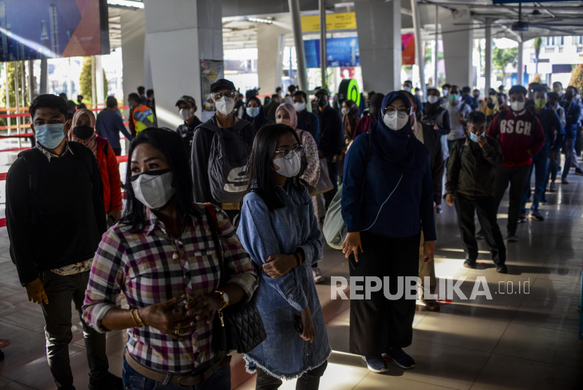 Calon penumpang saat menunggu untuk menaiki KRL di Stasiun Bogor, Kota Bogor, Jawa Barat, Senin (13/9). PT KAI Commuter mulai memberlakukan sertifikat vaksin sebagai syarat untuk naik KRL pada masa PPKM level 3.