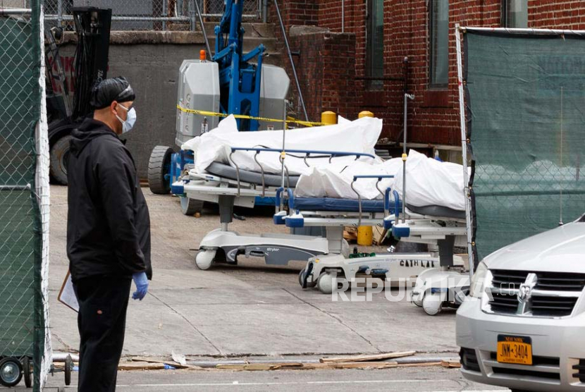 Jenazah korban COVID-19 di pindahkan ke kamar jenazah sementara di halaman Brooklyn Hospital Center di Brooklyn, New York, AS, Senin (20/4). 
