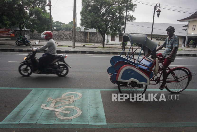 Pengemudi becak melintasi jalur khusus sepeda (ilustrasi)