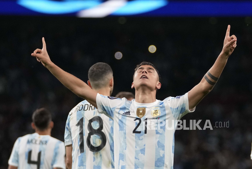 Pemain Argentina Paulo Dybala merayakan setelah mencetak gol ketiga timnya selama pertandingan sepak bola Finalissima antara Italia dan Argentina di Stadion Wembley di London, Kamis (2/6/2022) dini hari WIB.