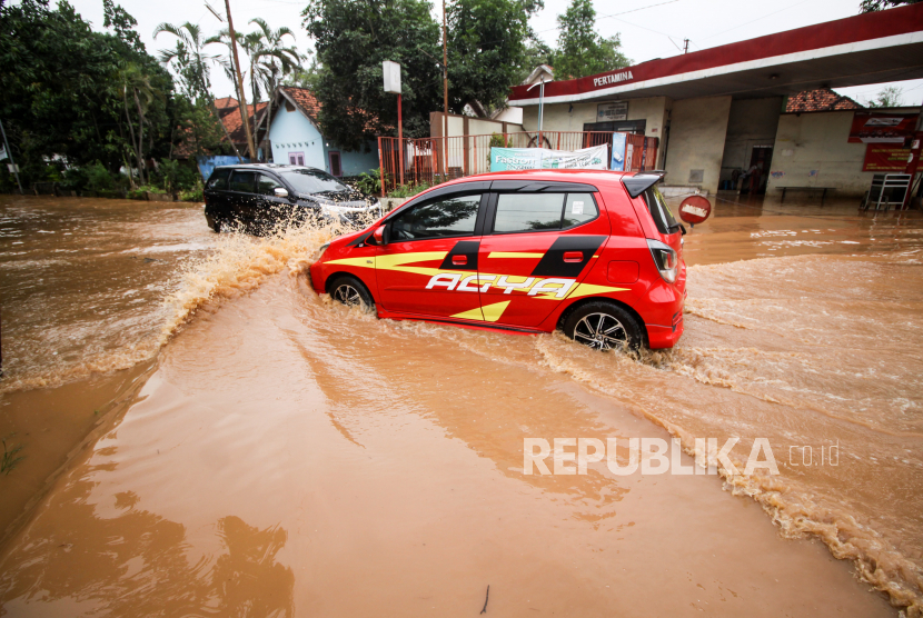 Kendaraan melintasi banjir di Desa Kedawung, Grati, Pasuruan, Jawa Timur. Gubernur Khofifah mengimbau warga waspadai dampak cuaca ekstrem hingga Januari 2023.