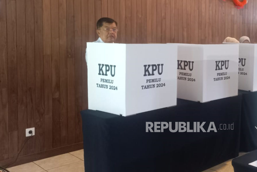 Wakil Presiden ke-10 dan ke-12, M Jusuf Kalla memberikan hak pilihnyanya pada Pemilu 2024 di TPS 03, RW 02, Kelurahan Pulo, Kebayoran Baru, Jakarta Selatan, Rabu (14/2/2024). 