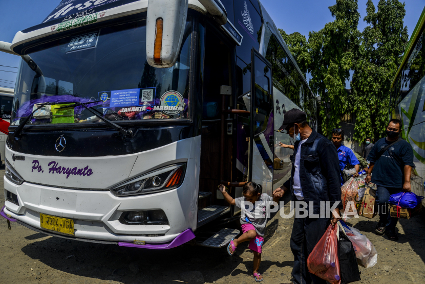 Sejumlah calon penumpang bersiap menaiki bus AKAP di Terminal Bayangan Pondok Pinang, Jakarta, Ahad (18/7). Menteri Agama (Menag) Yaqut Cholil Qoumas mengimbau masyarakat menjelang Hari Raya Idul Adha 1442 Hijriah untuk membatasi mobilitas dan tidak mudik sebagai upaya memutus mata rantai penyebaran COVID-19. Republika/Putra M. Akbar