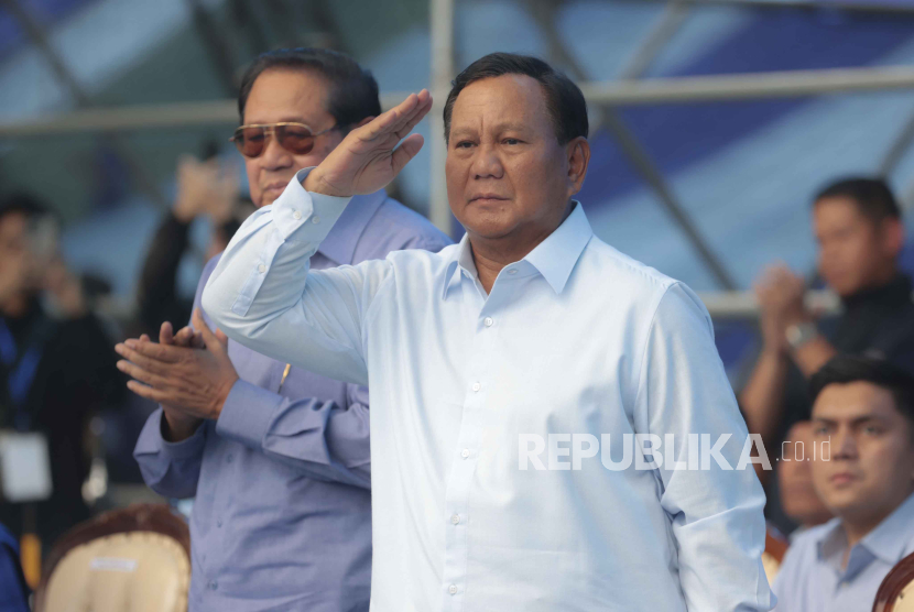 Indonesian presidential candidate Prabowo Subianto, right, accompanied by former President Susilo Bambang Yudhoyono, left, salutes during his campaign rally in Malang, East Java, Indonesia Thursday, Feb. 1, 2024. The world