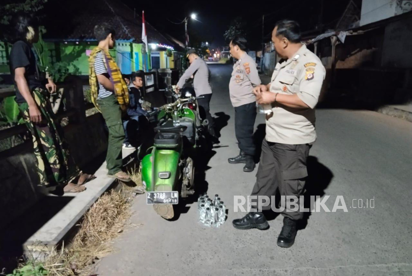 Polisi mendapati pemuda yang menggunakan sepeda motor Vespa menjual minuman keras (miras) secara berkeliling di Kelurahan Kotabaru, Kecamatan Cibeureum, Kota Tasikmalaya, Ahad (13/8/2023) dini hari.