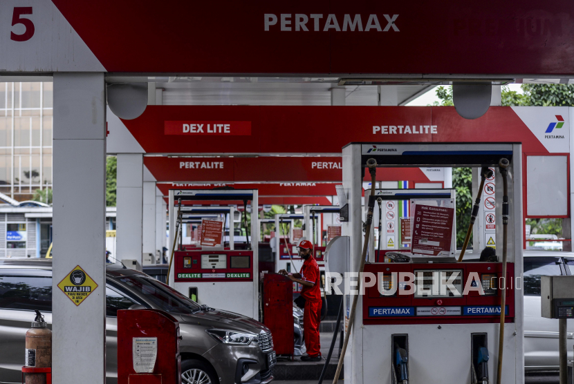 Petugas melayani warga mengisi BBM di salah satu SPBU di kawasan Senen, Jakarta, Selasa (3/1/2023). PT Pertamina (Persero) akan mengembangkan produk campuran bensin dengan metanol.
